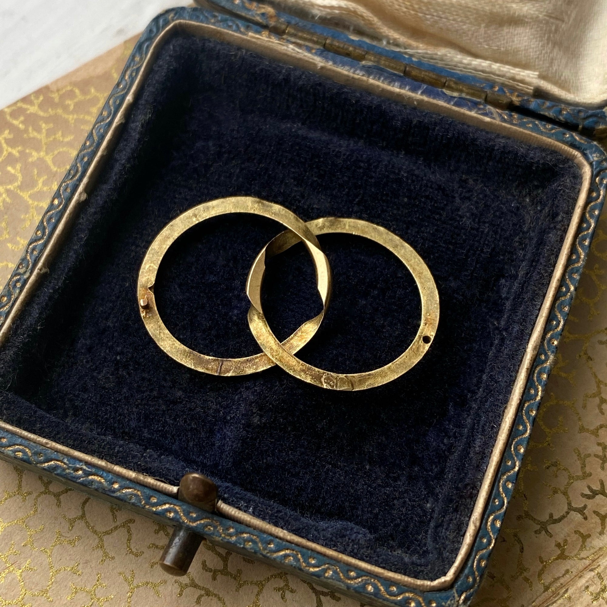 ancienne à secret ring