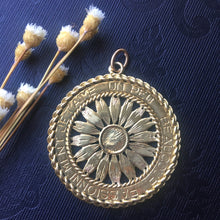 daisy pendant