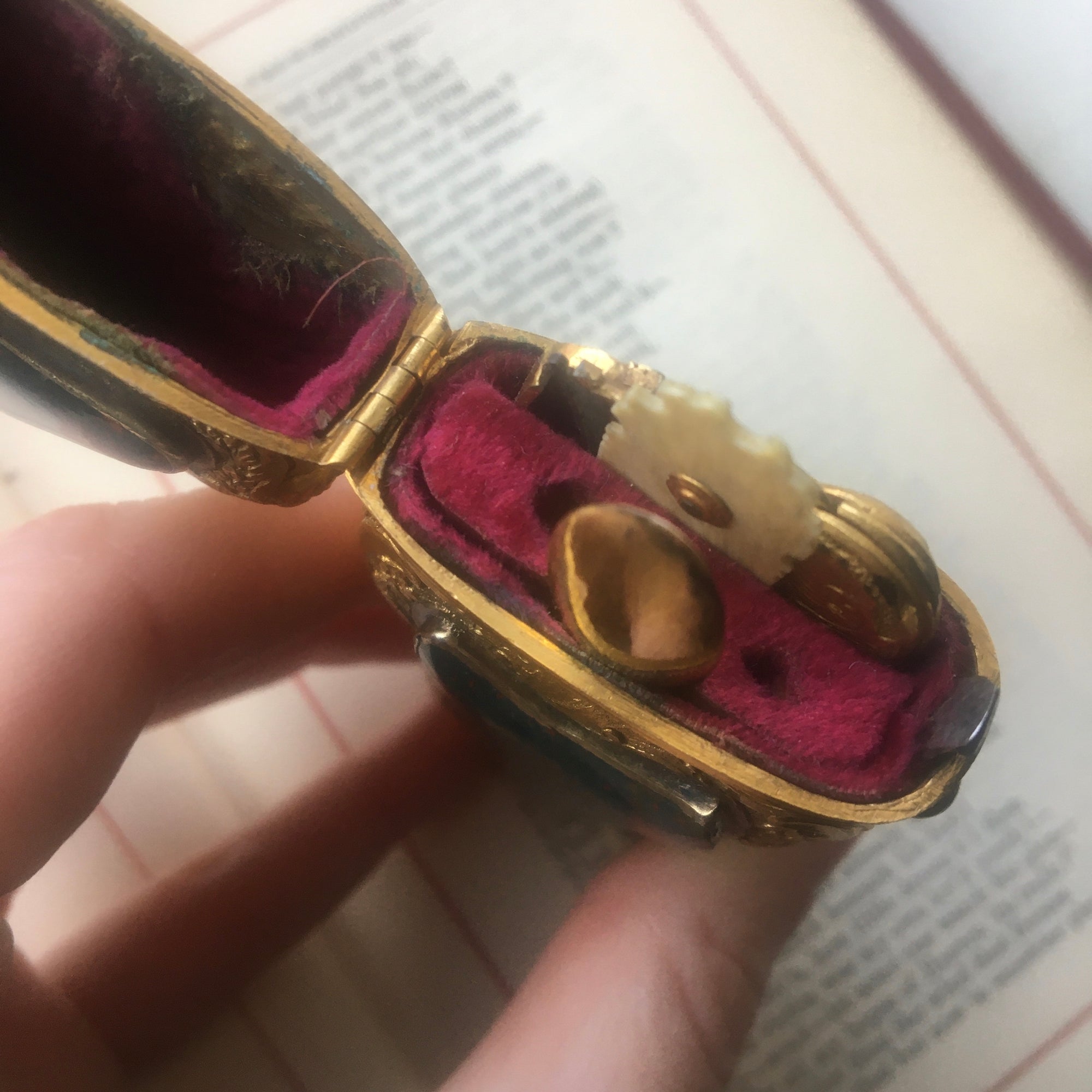 Antique Rococo Bloodstone Étui